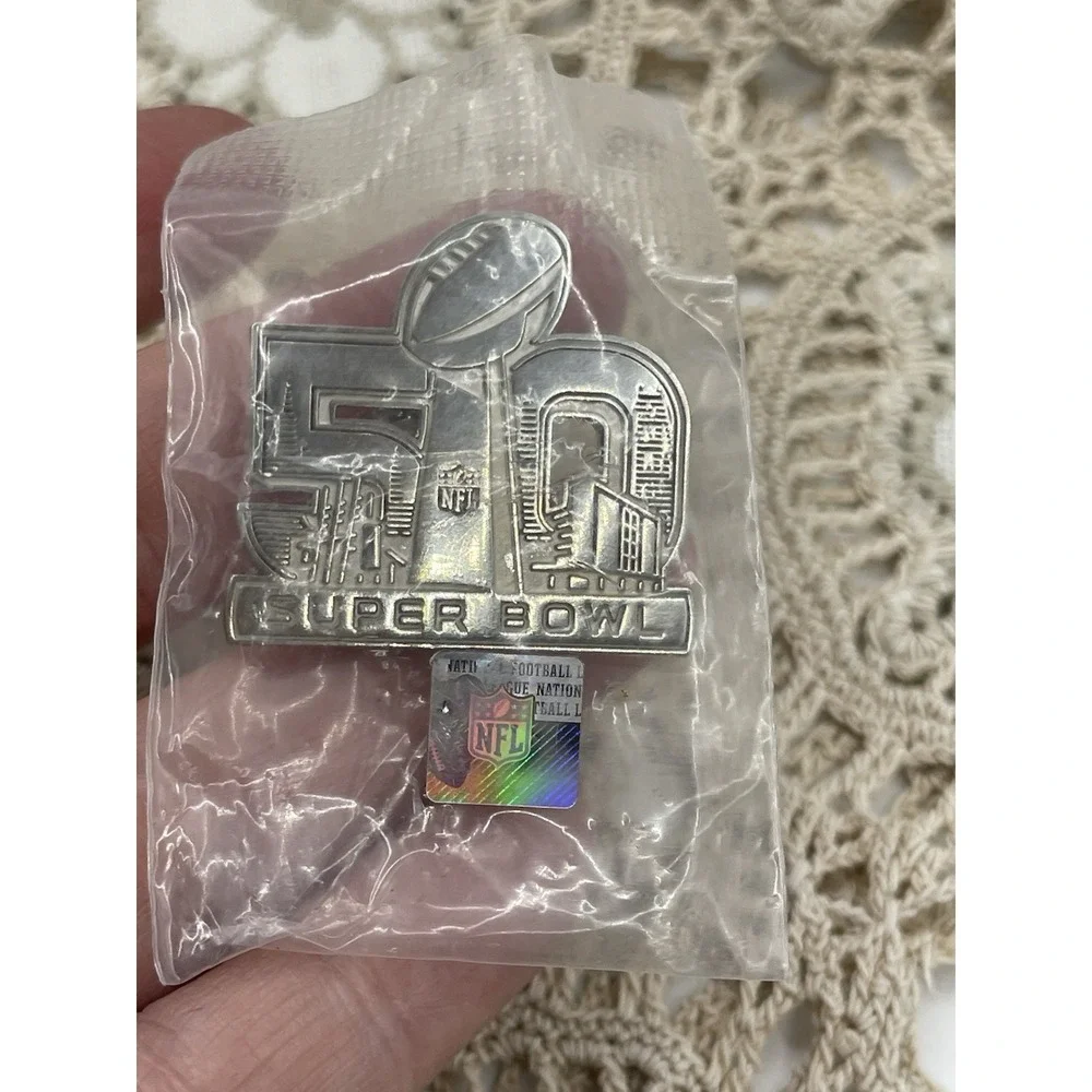 New‎ NFL 2016 Super Bowl 50 Lapel Pin Denver Broncos vs Carolina Panthers 1.25